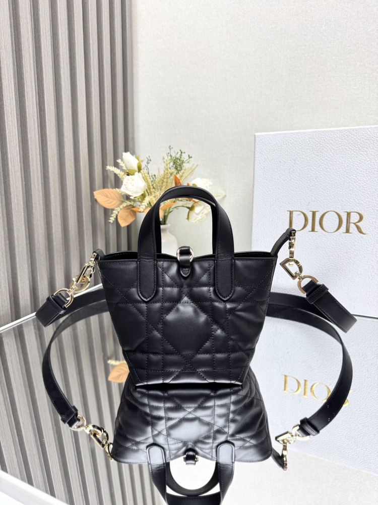 The DIOR Mini Toujours Vertical Edition Handbag is meticulously crafted in black cowhide leather, adorned with oversized rattan plaid stitching. The spacious interior compartment can store various daily necessities
