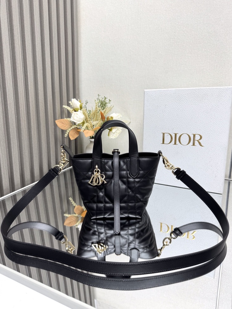 The DIOR Mini Toujours Vertical Edition Handbag is meticulously crafted in black cowhide leather, adorned with oversized rattan plaid stitching. The spacious interior compartment can store various daily necessities