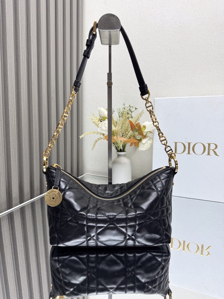 Diorstar ❤ Hobo Chain Handbag 'Black' is meticulously crafted from black cowhide leather, adorned with oversized wicker patterns and spacious compartments