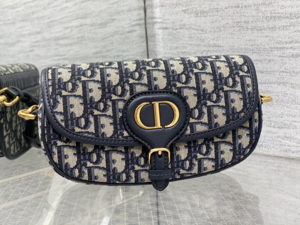 The latest DIOR Bobby series armpit bag, a bag that looks thousands of times better than the picture in real life, exquisite and handsome, with excellent hand feel made of calf leather