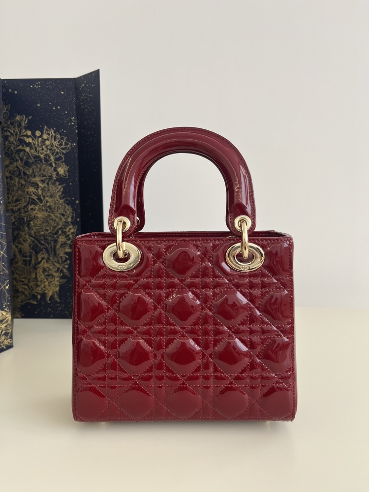 DIOR four grid cherry red (adjustable) patent leather is much more durable than sheepskin, and the upper body is eye-catching, elegant or casual, making it the best choice for various styles