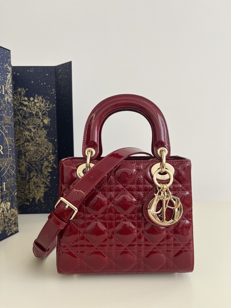 DIOR four grid cherry red (adjustable) patent leather is much more durable than sheepskin, and the upper body is eye-catching, elegant or casual, making it the best choice for various styles