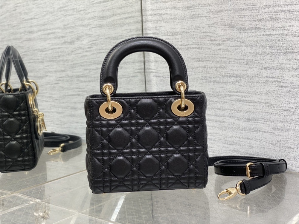 DIOR Sheepskin Black Classic Lady Concubine Bag, Iconic Letter Pendant, Classic Diamond Grid, Extremely Comfortable Sheepskin, Essential Three Grid Small Bag for Hands