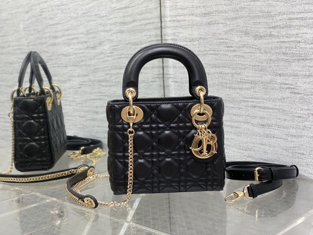 DIOR Sheepskin Black Classic Lady Concubine Bag, Iconic Letter Pendant, Classic Diamond Grid, Extremely Comfortable Sheepskin, Essential Three Grid Small Bag for Hands