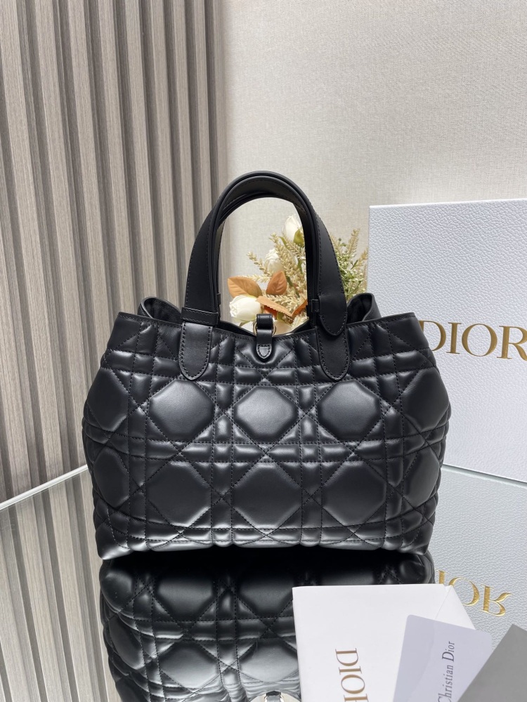 DIOR 2821 Toujours handbag [black medium size] is carefully crafted from black cowhide leather, adorned with oversized rattan plaid stitching, spacious interior compartments, and small pockets