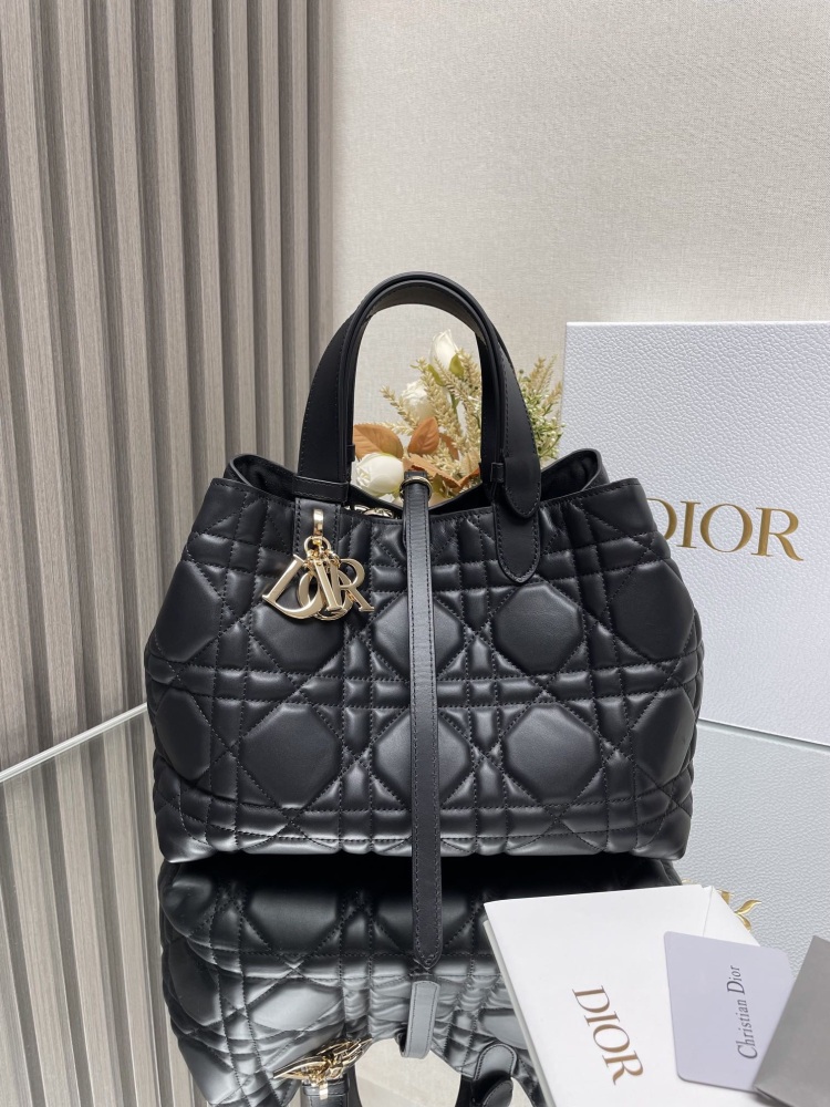 DIOR 2821 Toujours handbag [black medium size] is carefully crafted from black cowhide leather, adorned with oversized rattan plaid stitching, spacious interior compartments, and small pockets