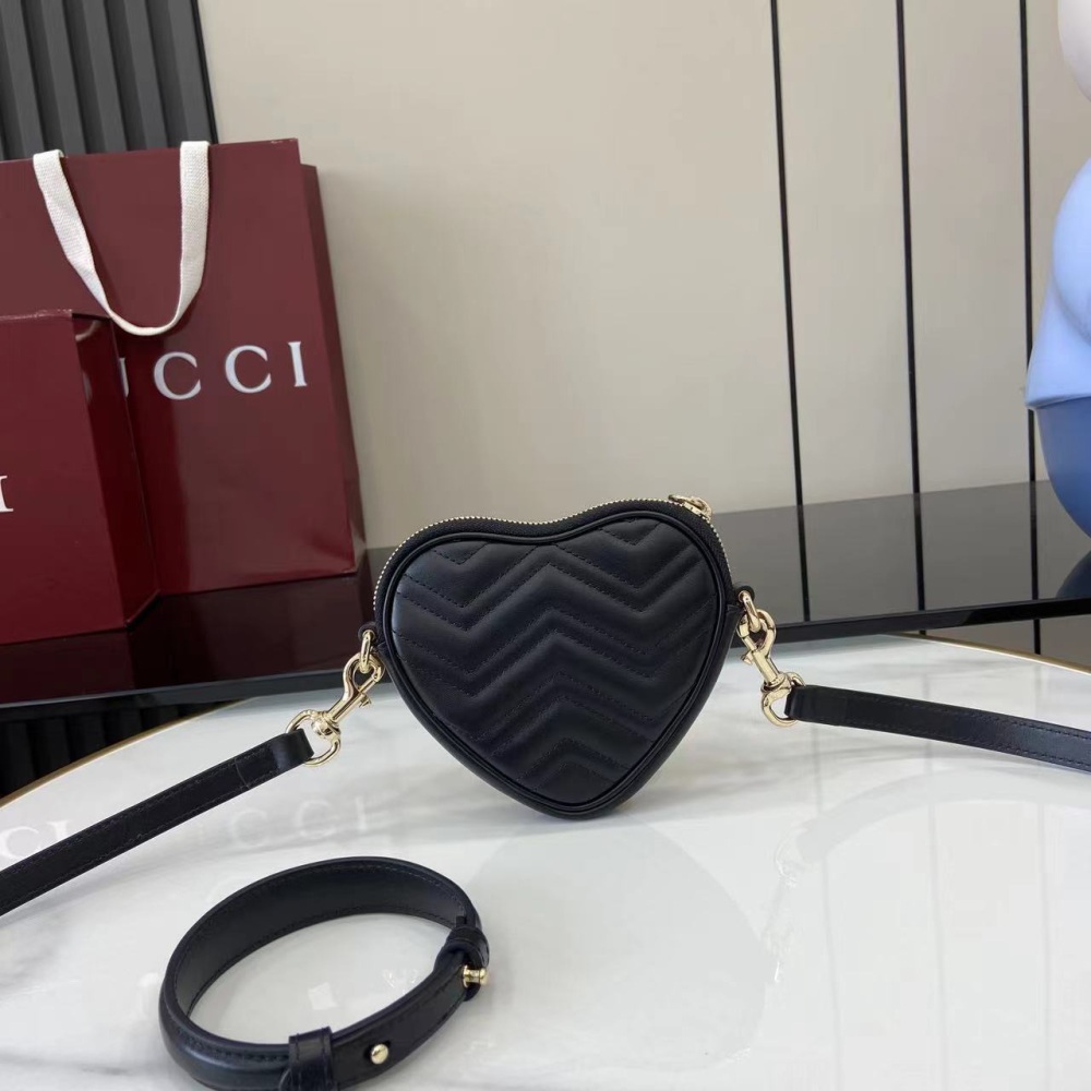Gucci's GG Marmont series mini handbag features a playful and cute heart-shaped silhouette, crafted with soft black V-shaped Matelass é leather.