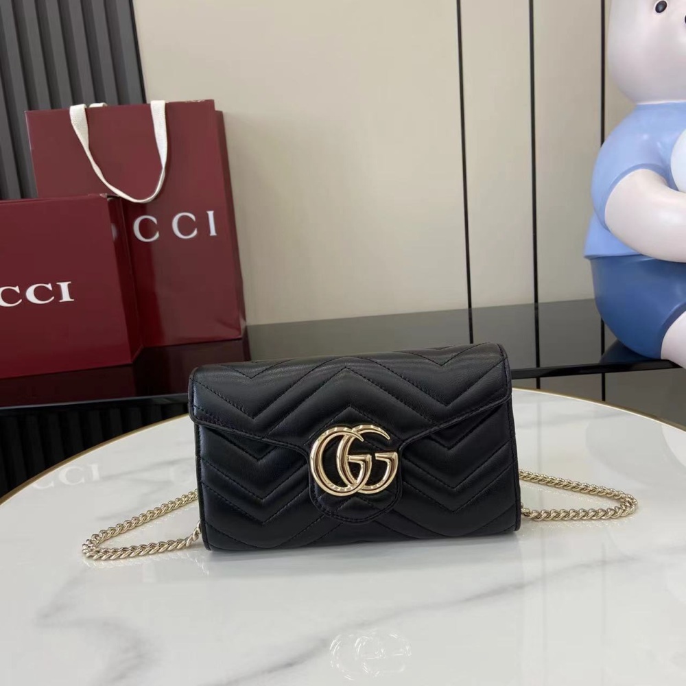 Gucci's new GG Marmont series chain wallet is crafted with exquisite Matelass é leather craftsmanship. The iconic double-G accessories of this series make the entire design even fuller