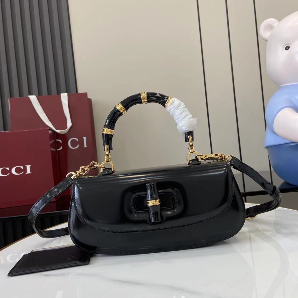 The Gucci Bamboo Diva handbag can add a touch of brightness to various styles.