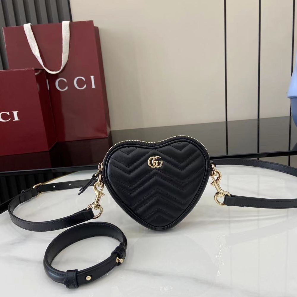 Gucci's GG Marmont series mini handbag features a playful and cute heart-shaped silhouette, crafted with soft black V-shaped Matelass é leather.
