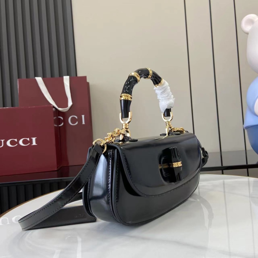 The Gucci Bamboo Diva handbag can add a touch of brightness to various styles.