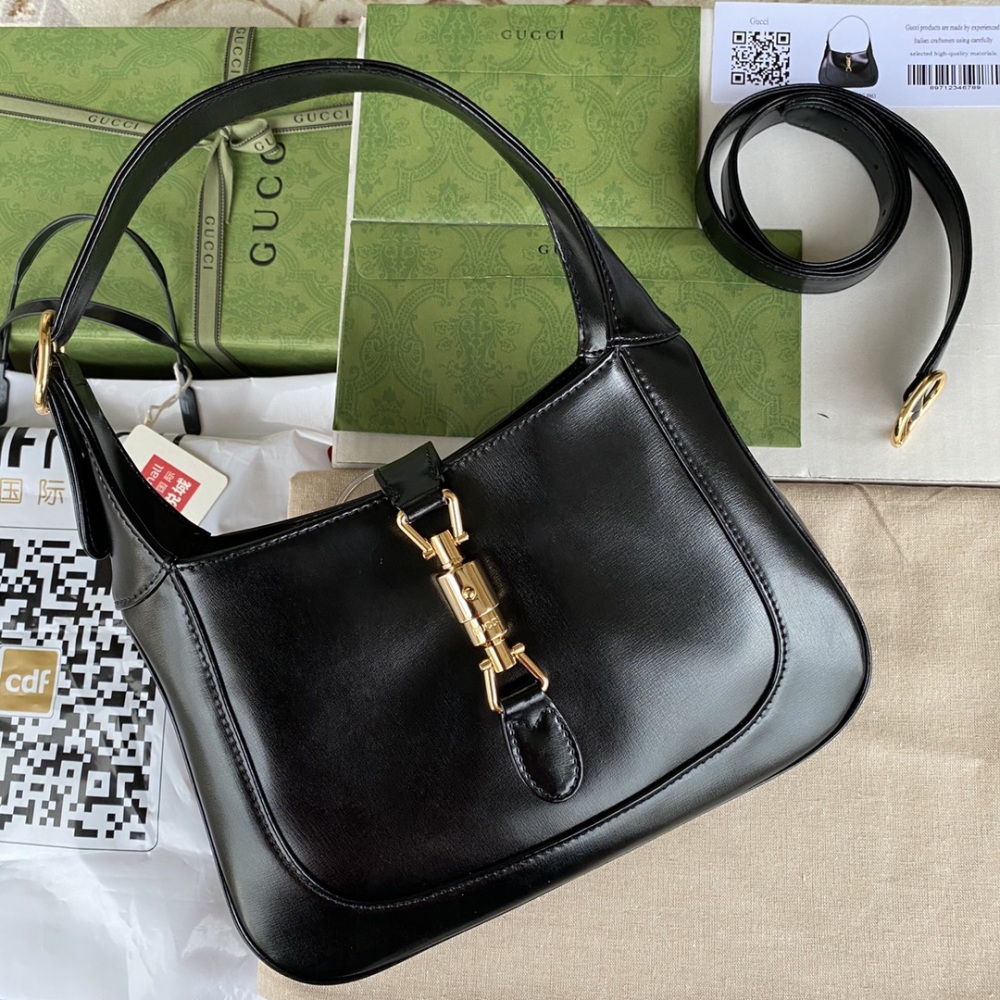Gucci's 2020 vintage underarm bag Jackie is predicted to be another popular item after the 1955 collection. Many celebrities have already fallen in love with it, and their upper bodies are also super stylish