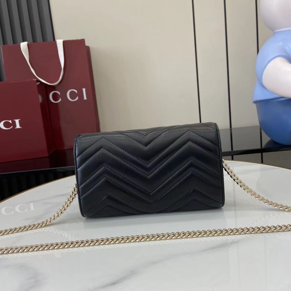 Gucci's new GG Marmont series chain wallet is crafted with exquisite Matelass é leather craftsmanship. The iconic double-G accessories of this series make the entire design even fuller
