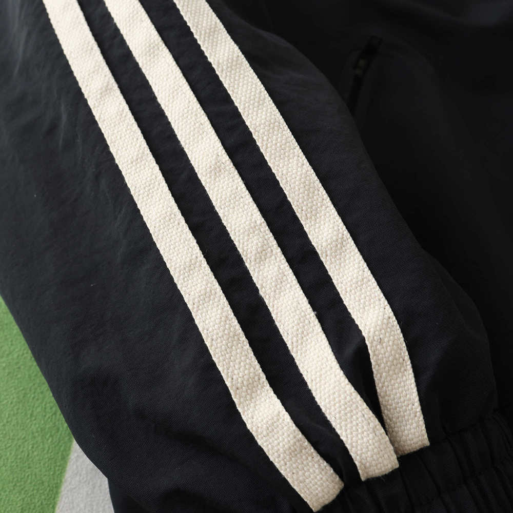 2425 Manchester United F.C. reversible windbreak