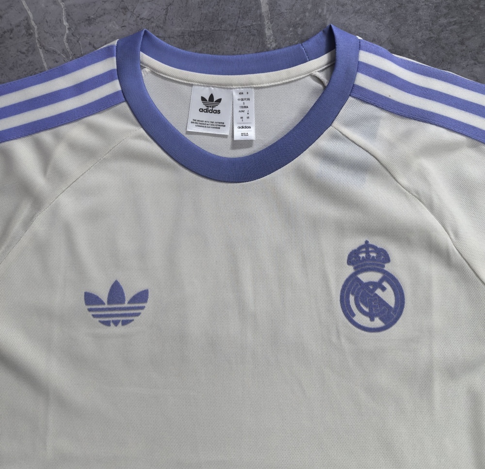 (S-3XL) 1:1 Copy Top Quality 2025/2026 Real Madrid retro T-shirt in off-white