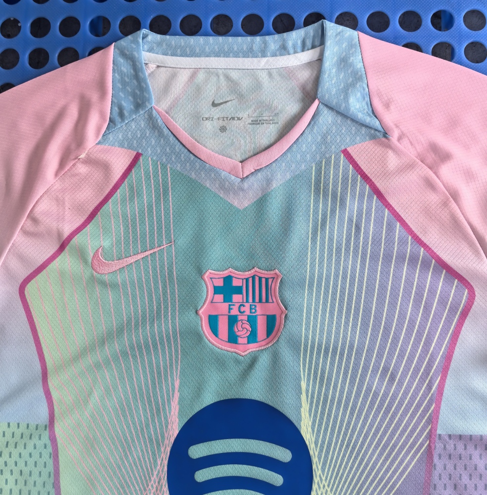 (S-3XL) 1:1 Copy Top Quality 2025/2026 Barcelona conceptual version (gradient pink and green)