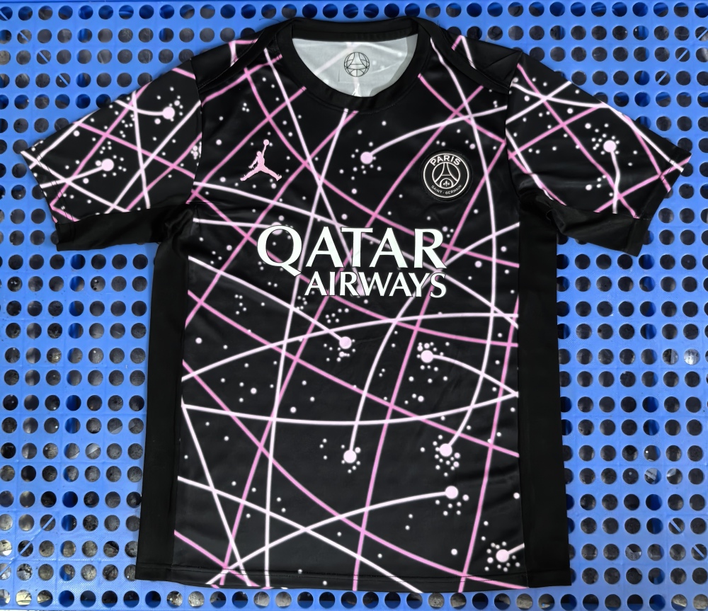 (S-3XL) 1:1 Copy Top Quality 2025/2026 Paris' pre-match training kit in black and pink