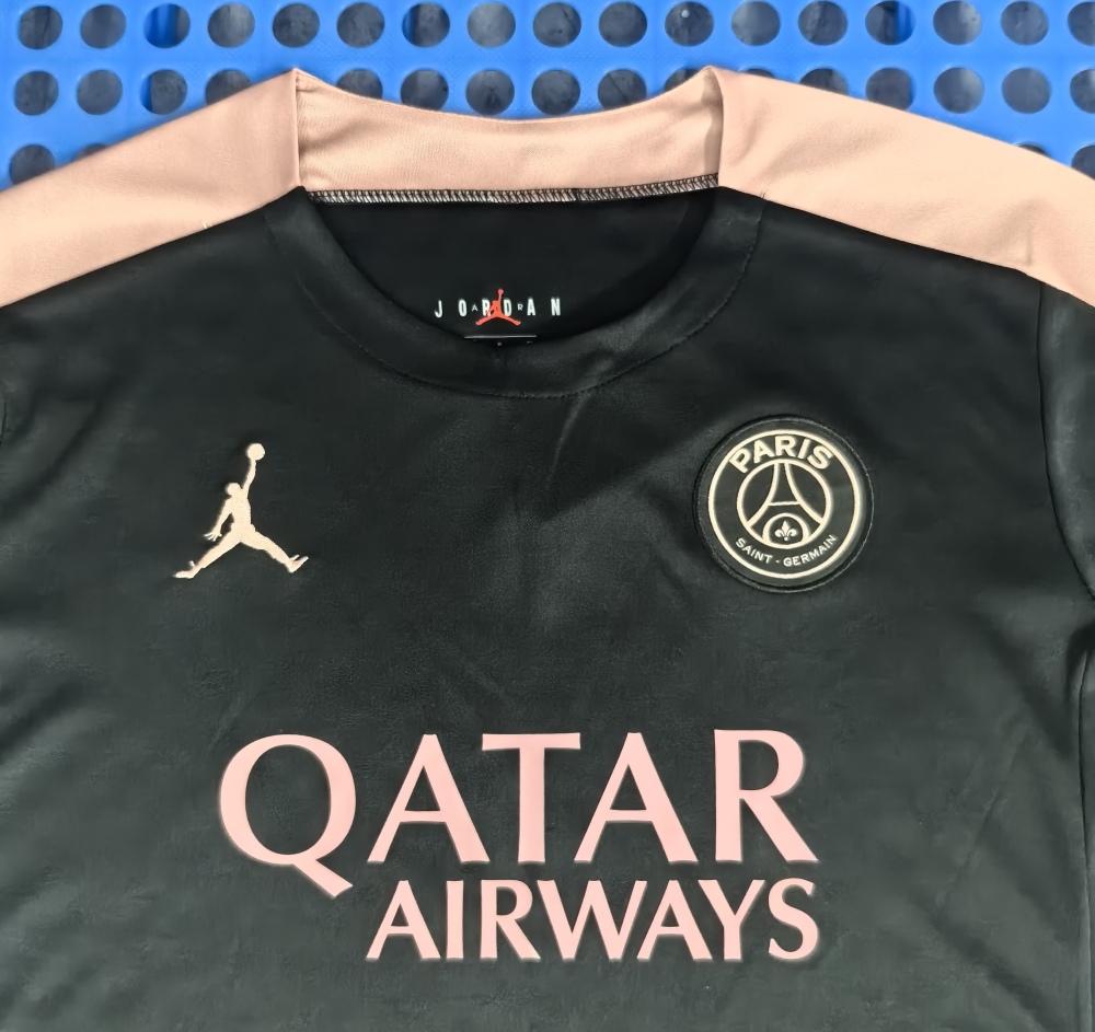 (S-3XL) 1:1 Copy Top Quality 2025/2026 Paris black and pink pre-match training kit