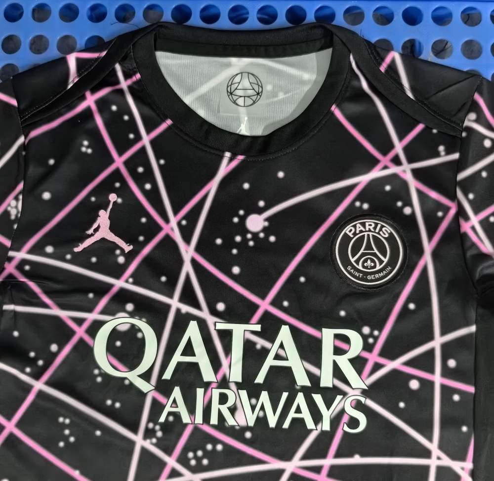 (S-3XL) 1:1 Copy Top Quality 2025/2026 Paris' pre-match training kit in black and pink