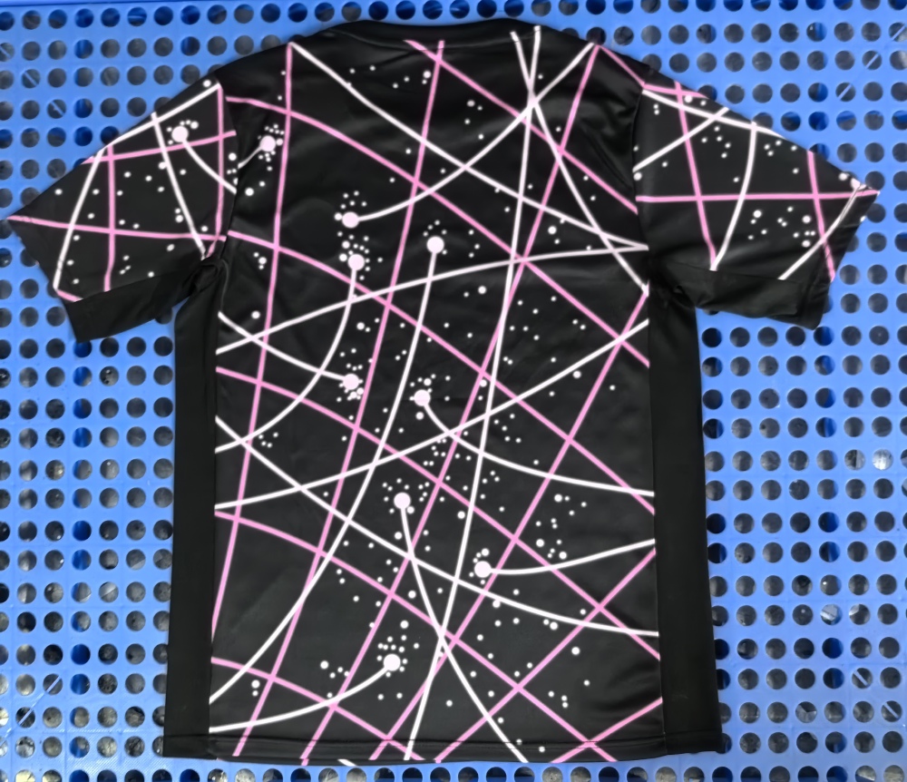 (S-3XL) 1:1 Copy Top Quality 2025/2026 Paris' pre-match training kit in black and pink