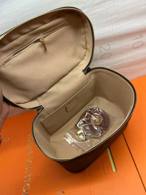 Louis Vuitton Nice BB Vanity Case Monogram Canvas For Women, Women’s Bags, Travel Bags 9.4in/24cm LV M42265