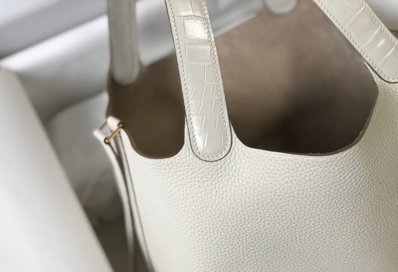 Hermes Picotin Lock 18 White Bag With Gold-Toned Hardware For Women, Women’s Handbags 7.1in/18cm