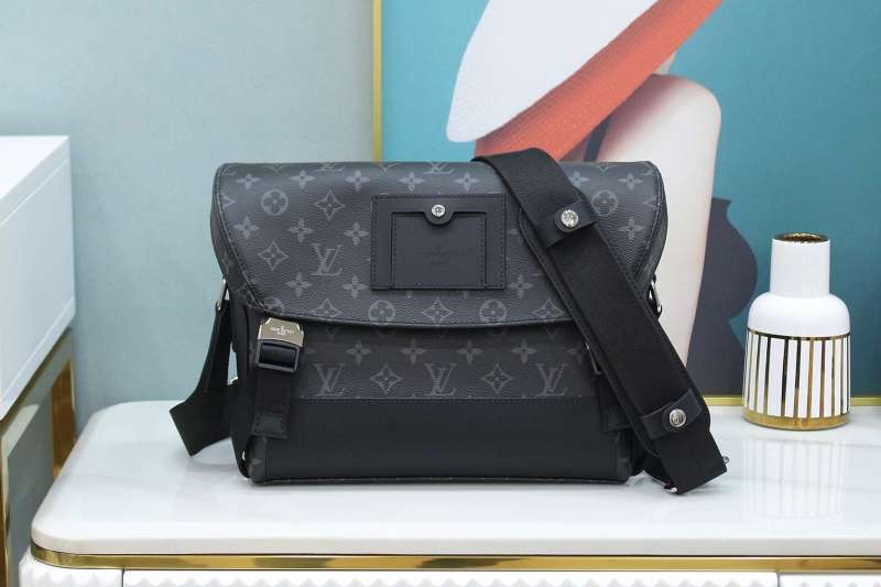 Louis Vuitton Messenger PM Voyager Bag Black For Women 33cm / 12.6in M40511