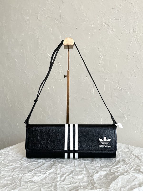 Balenciaga Wallet On Strap Black For Women‎ 12.6in/32cm 721932210M81091