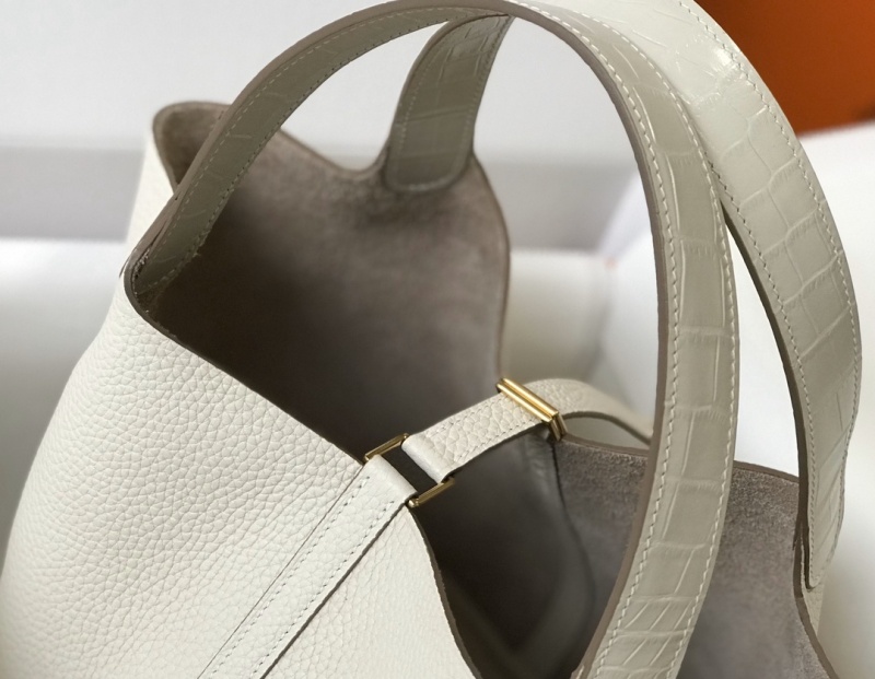 Hermes Picotin Lock 18 White Bag With Gold-Toned Hardware For Women, Women’s Handbags 7.1in/18cm