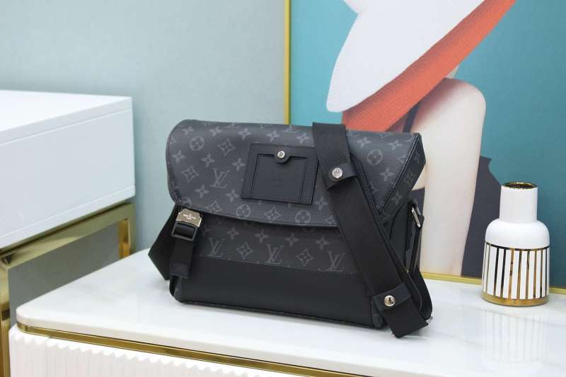 Louis Vuitton Messenger PM Voyager Bag Black For Women 33cm / 12.6in M40511