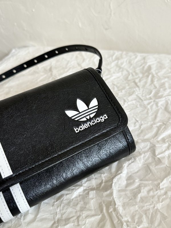 Balenciaga Wallet On Strap Black For Women‎ 12.6in/32cm 721932210M81091