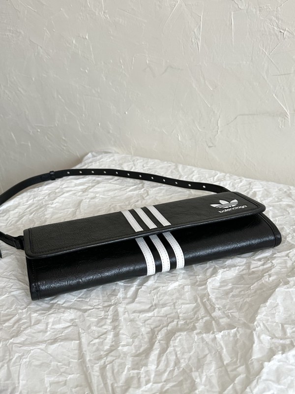 Balenciaga Wallet On Strap Black For Women‎ 12.6in/32cm 721932210M81091