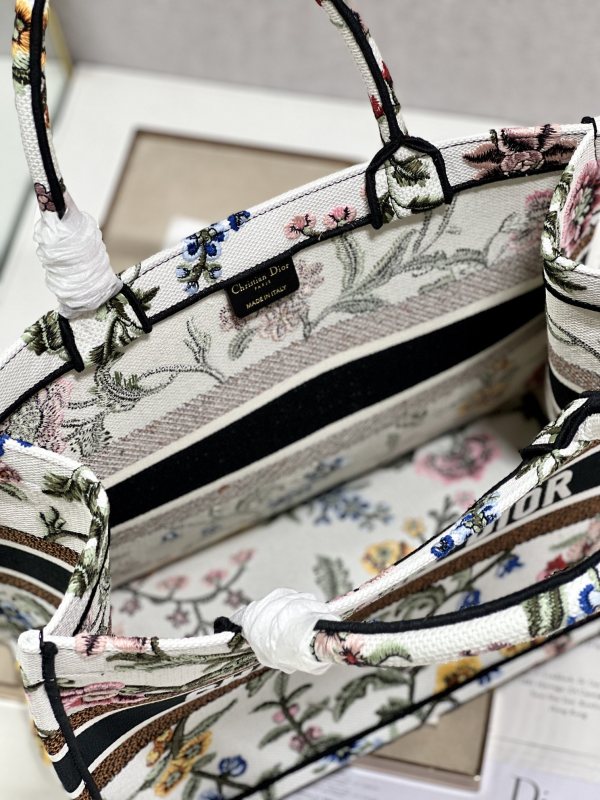 Christian Dior Medium Dior Tote Bag White For Women 14in/ 36cm M1296ZEAU_M933