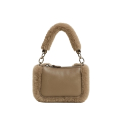 Bolso de hombro peludo: Bolso cuadrado pequeño de diseñador con cuero mate y ribete de piel.