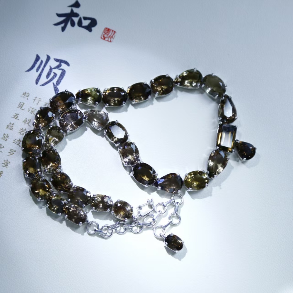 Natural cut silver inlaid luxurious design smoky quartz adjustable necklace, exhibition return fashion neck accessory