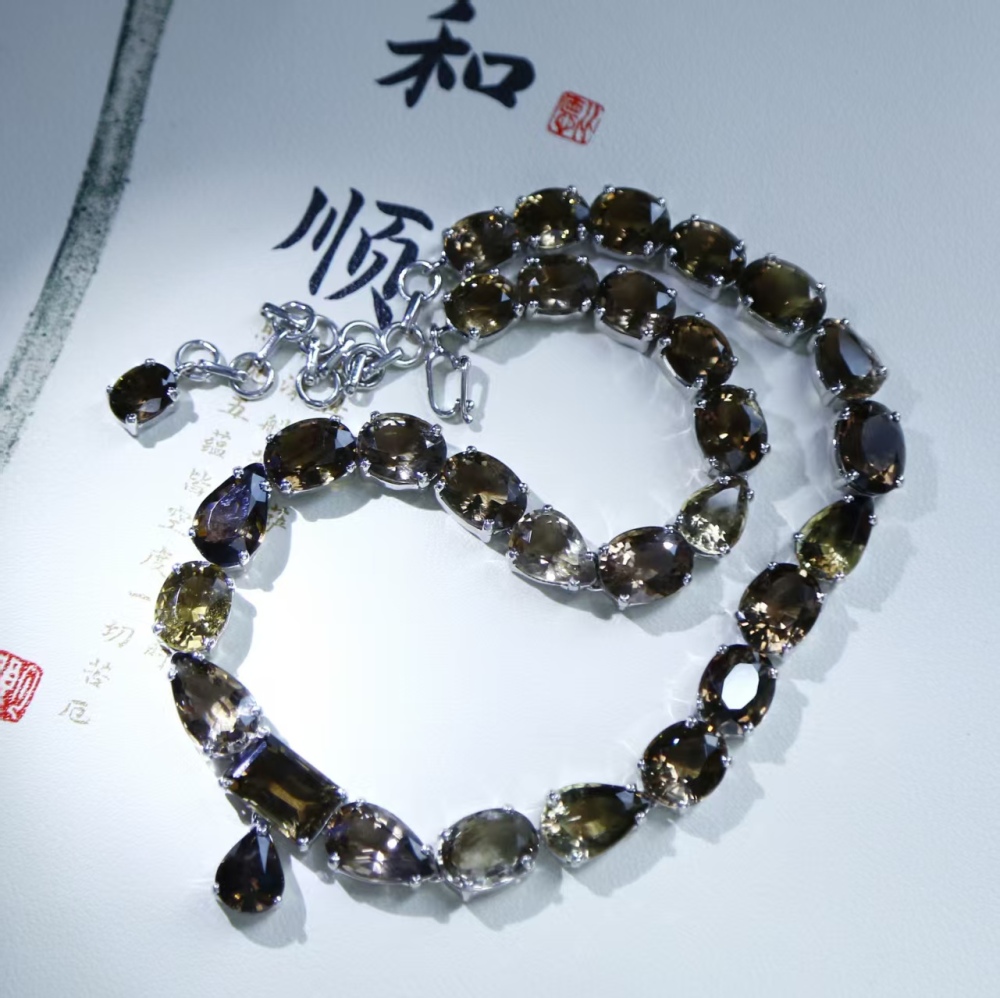 Natural cut silver inlaid luxurious design smoky quartz adjustable necklace, exhibition return fashion neck accessory