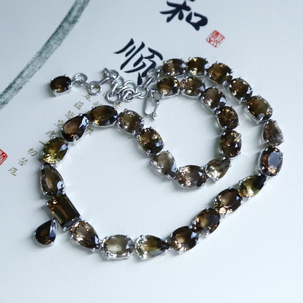 Natural cut silver inlaid luxurious design smoky quartz adjustable necklace, exhibition return fashion neck accessory