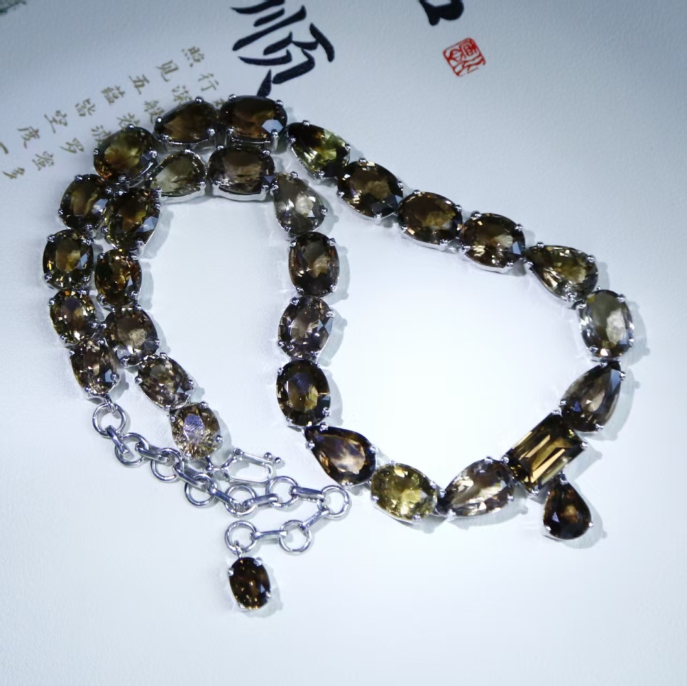 Natural cut silver inlaid luxurious design smoky quartz adjustable necklace, exhibition return fashion neck accessory