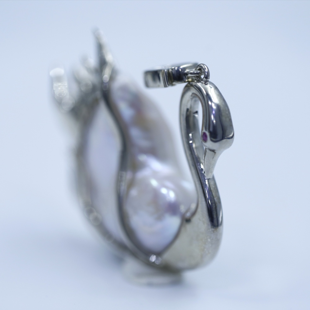 Freshwater rare, super-large dot white, pinkish, nuclear-free Baroque heavy industry Swan collection pearl pendant