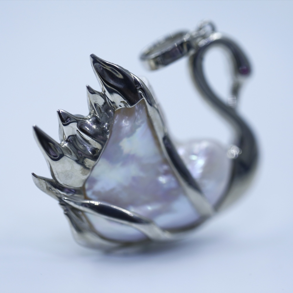 Freshwater rare, super-large dot white, pinkish, nuclear-free Baroque heavy industry Swan collection pearl pendant