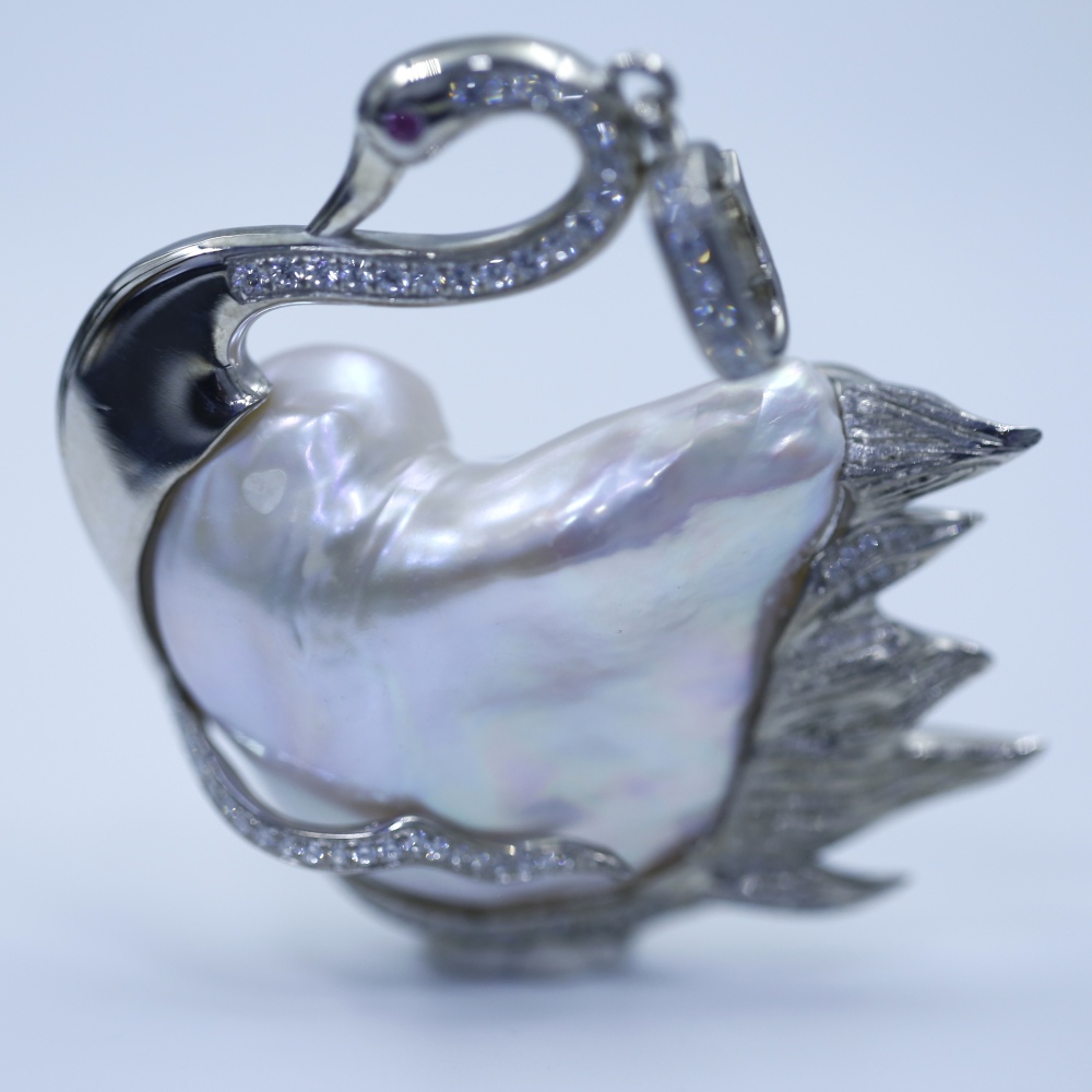 Freshwater rare, super-large dot white, pinkish, nuclear-free Baroque heavy industry Swan collection pearl pendant