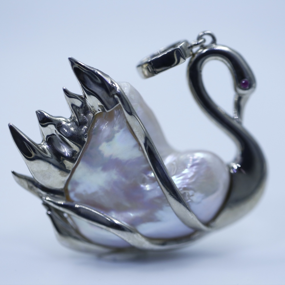 Freshwater rare, super-large dot white, pinkish, nuclear-free Baroque heavy industry Swan collection pearl pendant