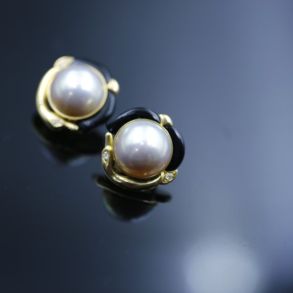 16mm18K gold ear clip with pink light Amami Oshima Sea water and pearl earrings, elegant women's earrings