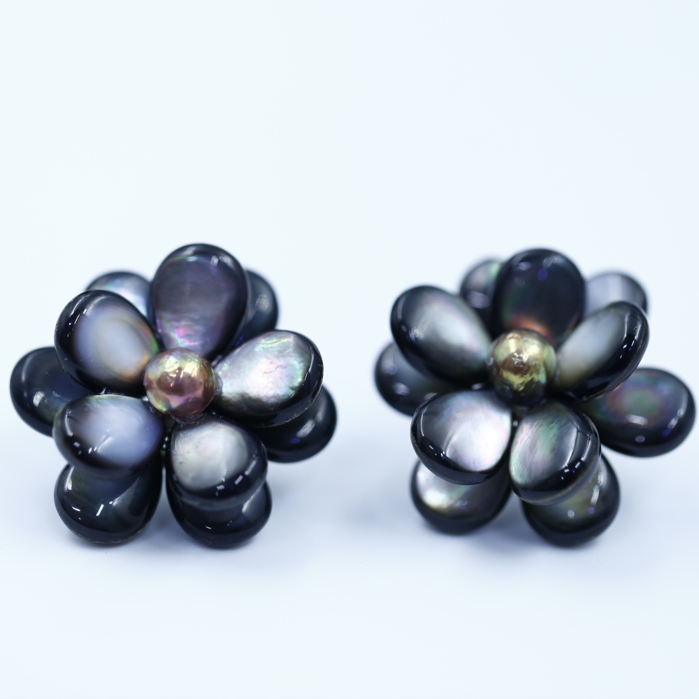 Elegant hand-woven black butterfly shell paired with freshwater metal shiny round double-layered flower pearl stud earrings, fashionable female ear accessory