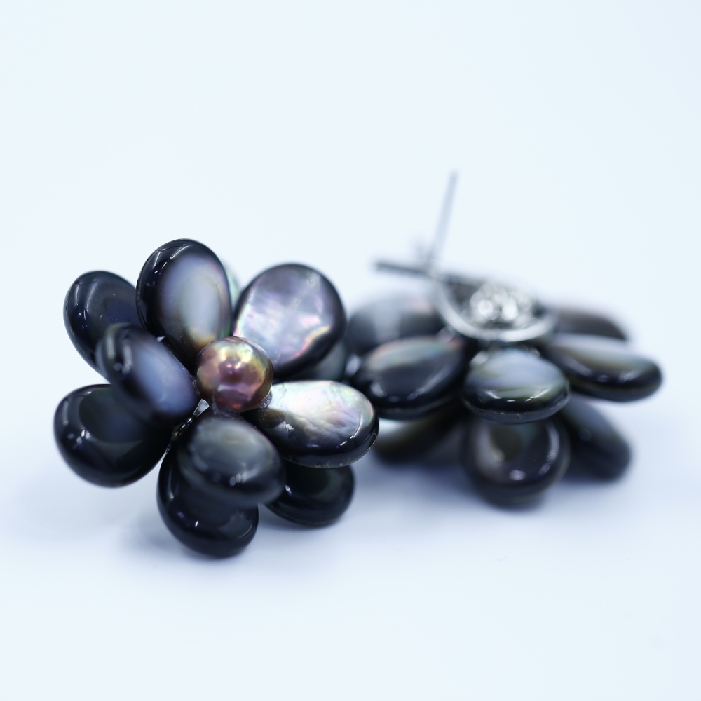 Elegant hand-woven black butterfly shell paired with freshwater metal shiny round double-layered flower pearl stud earrings, fashionable female ear accessory