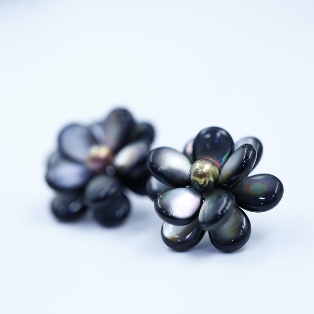 Elegant hand-woven black butterfly shell paired with freshwater metal shiny round double-layered flower pearl stud earrings, fashionable female ear accessory