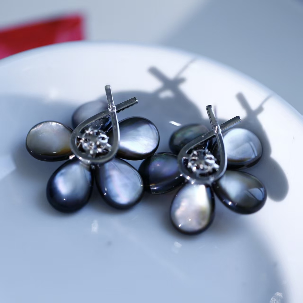 Elegant hand-woven black butterfly shell paired with freshwater metal shiny round pearl stud earrings, fashionable female ear accessory