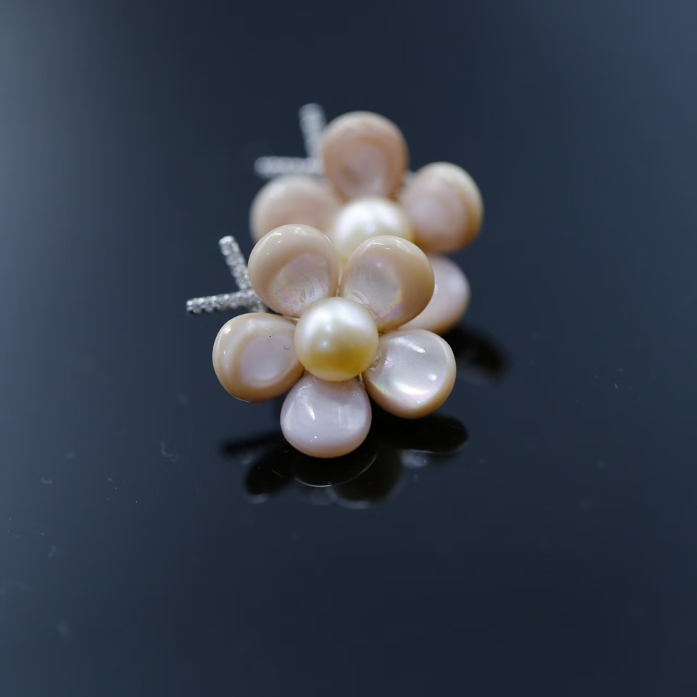 Hand-woven design pink queen conch earrings with pink steamed bun beads and pearl stud earrings for women's fashion