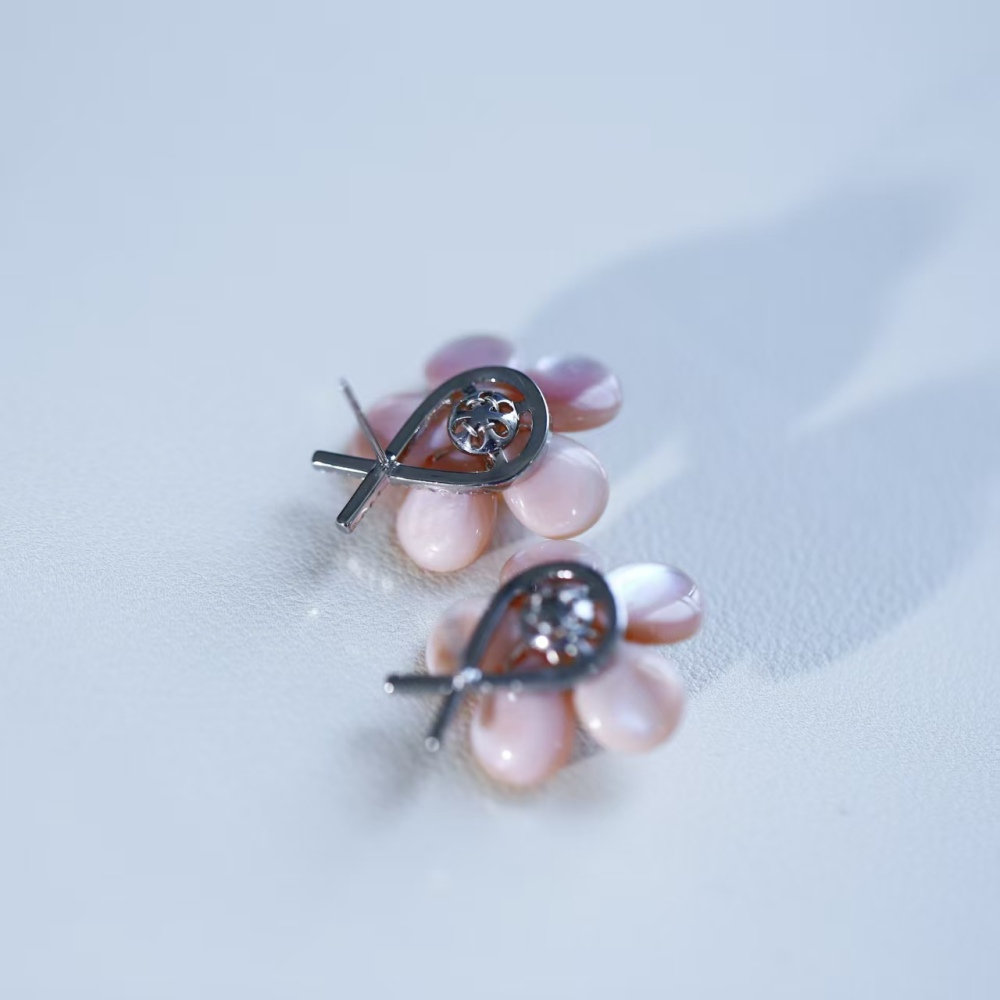 Hand-woven design pink queen conch earrings with pink steamed bun beads and pearl stud earrings for women's fashion