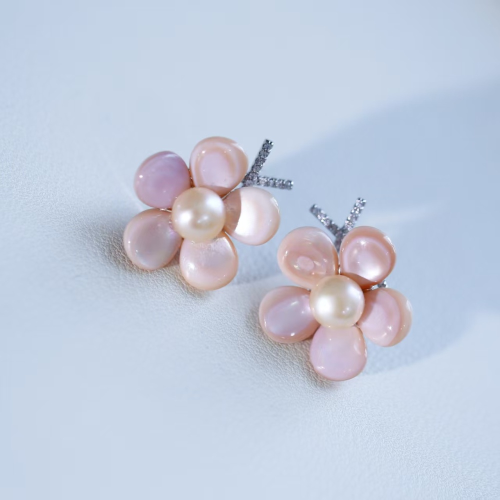 Hand-woven design pink queen conch earrings with pink steamed bun beads and pearl stud earrings for women's fashion